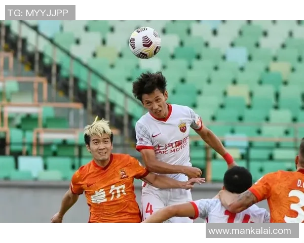 上海足球队状态引发热议球迷对球队表现分歧明显