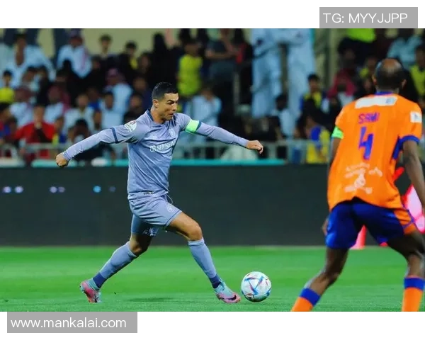 足球明星C罗在中国的影响力与球迷热情的深度探讨 足球明星C罗在中国的影响力与球迷热情的深度探讨